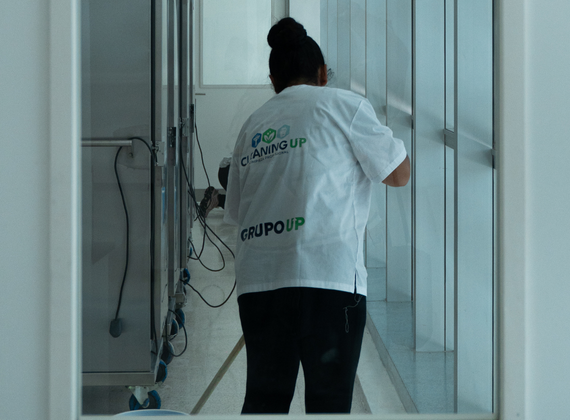 Equipo trabajando en quirófanos